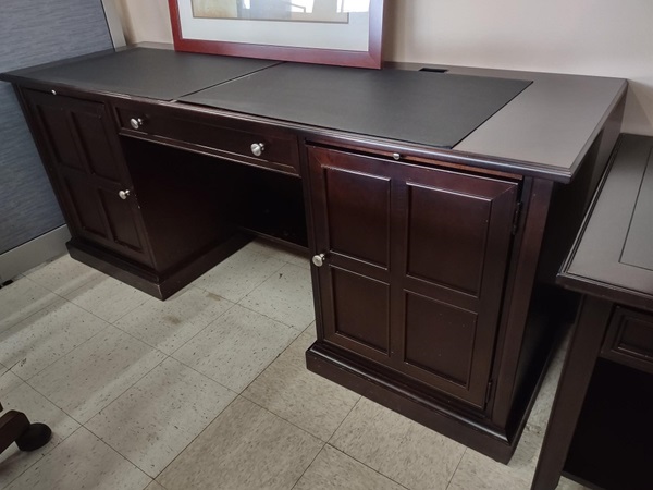 Products/Pre-Owned/traditional-credenza.jpg